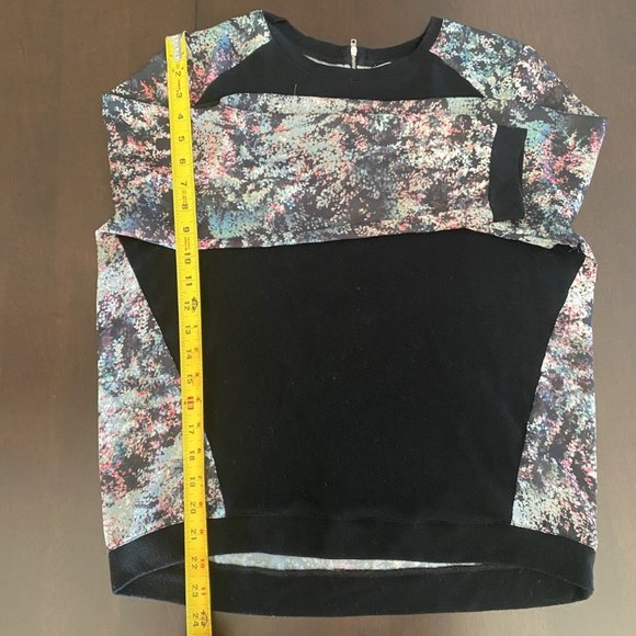 Lightweight Black and Floral Sweater Size UK12/US 8 - Picture 8 of 9